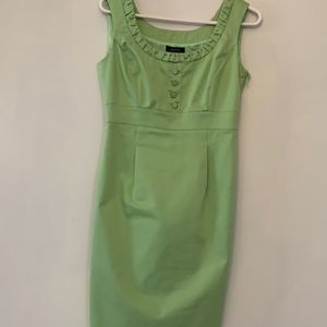 SALE Tahari lite green sleeveless sheath dress.  Size 2